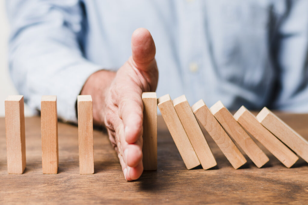 Biznesmen powstrzymuje efekt domina